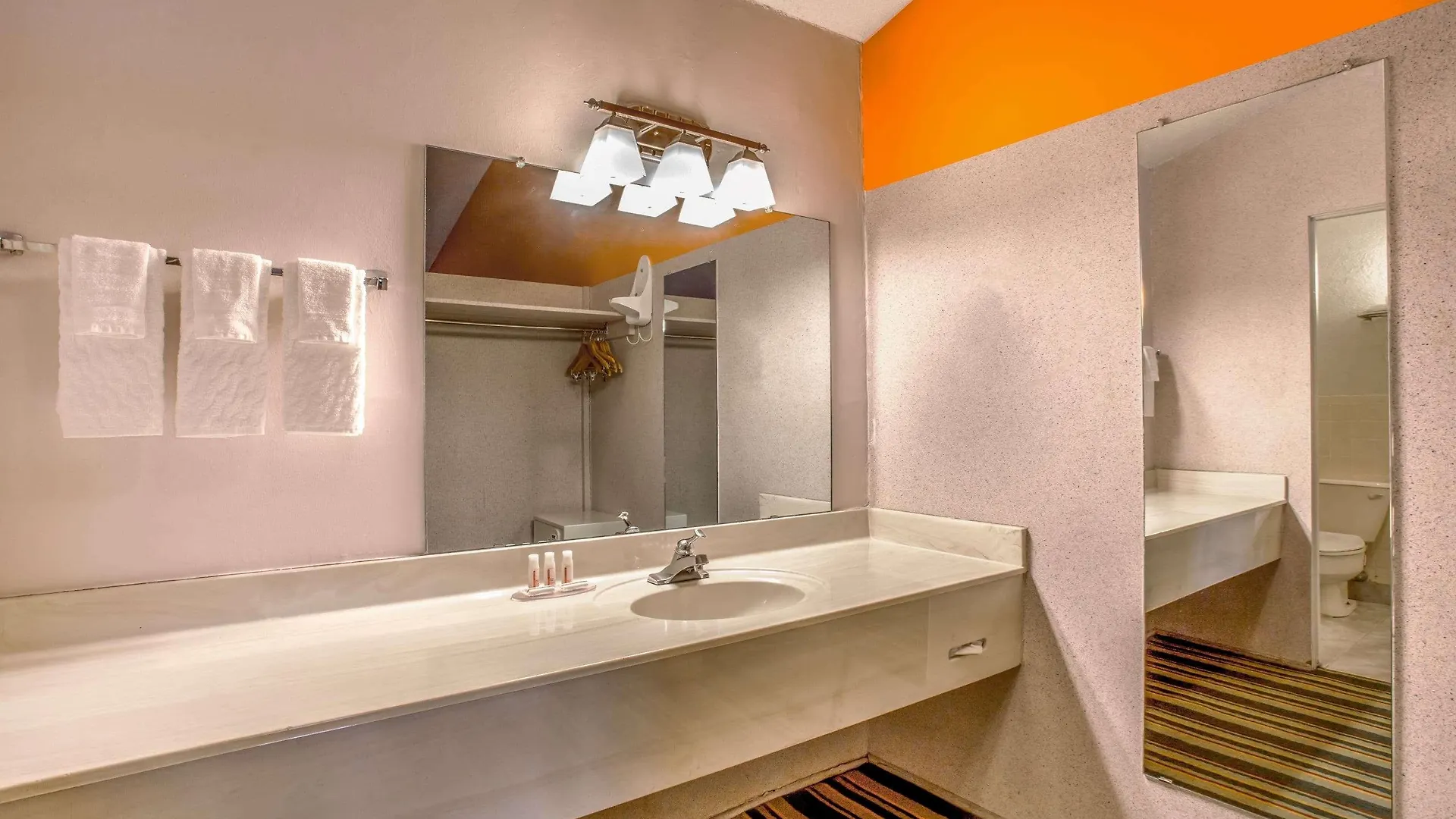 Howard Johnson by Wyndham Phoenix Airport/Downtown Area Hotel